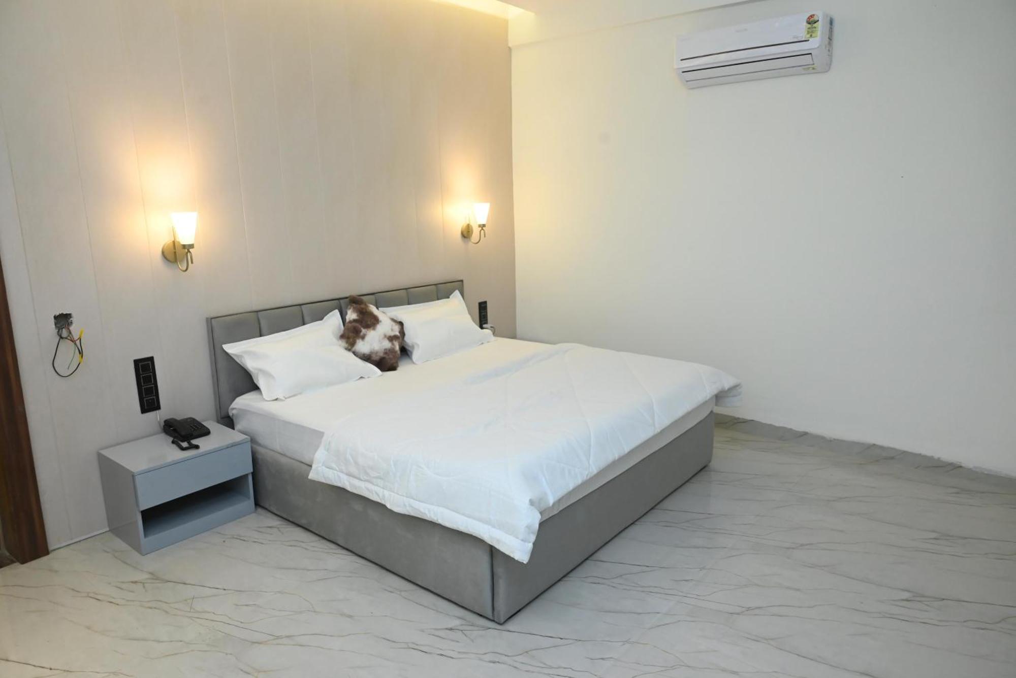Trisaa Resort & Banquets Jhusi Экстерьер фото
