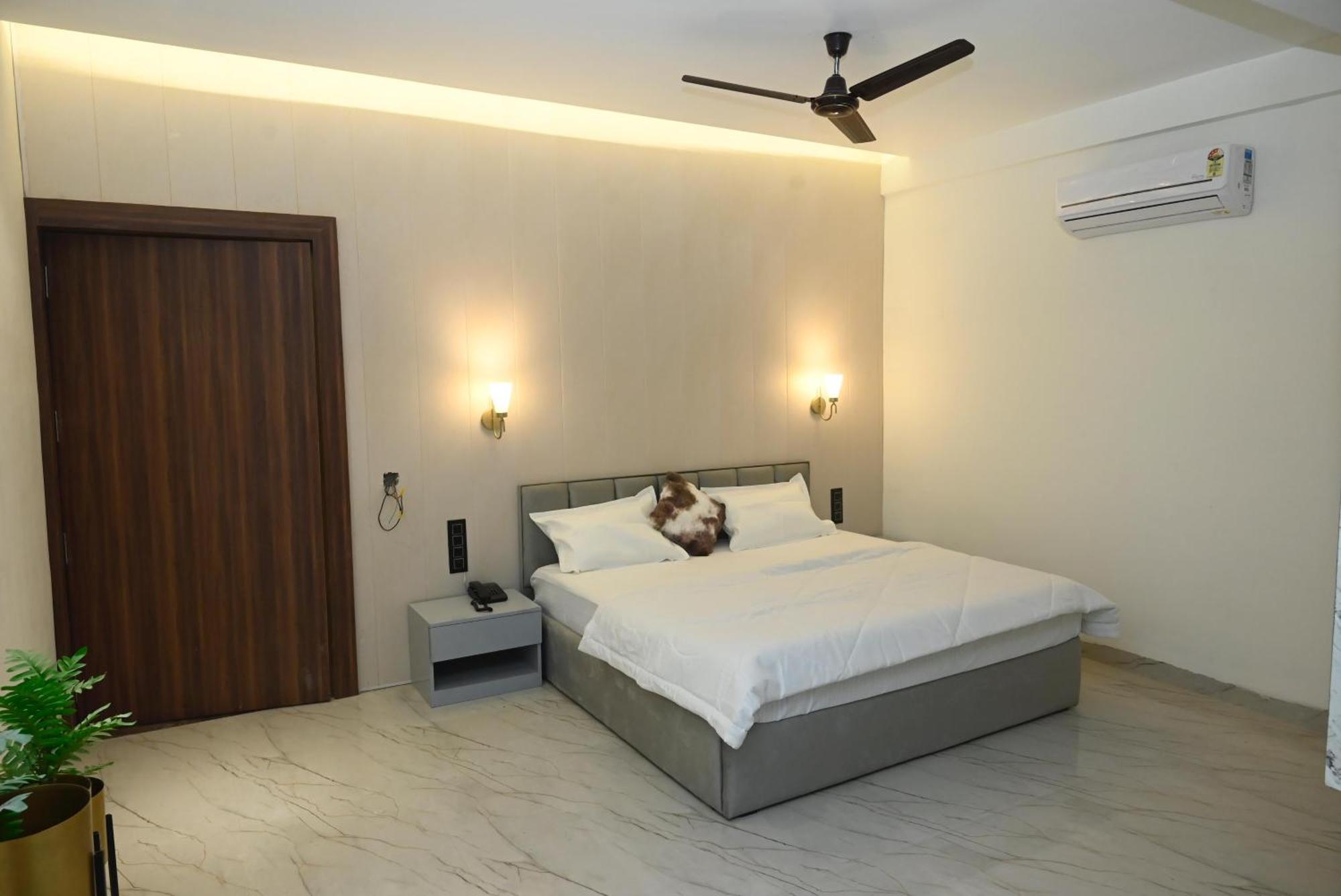 Trisaa Resort & Banquets Jhusi Экстерьер фото