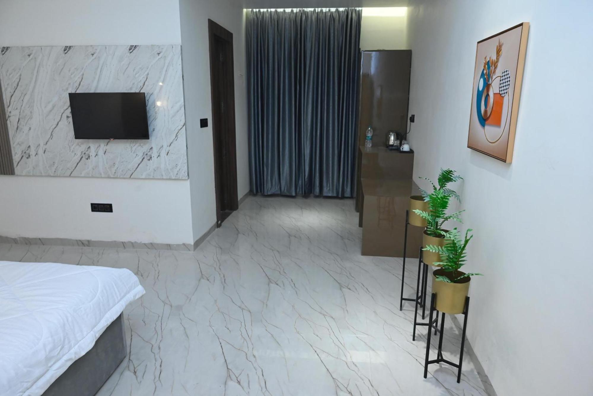 Trisaa Resort & Banquets Jhusi Экстерьер фото