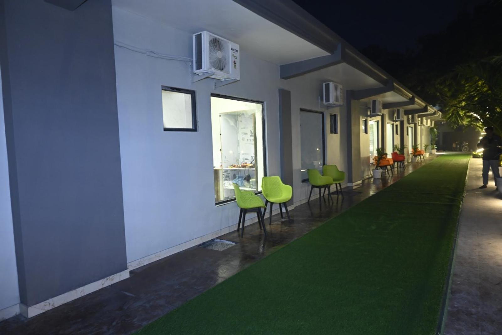 Trisaa Resort & Banquets Jhusi Экстерьер фото