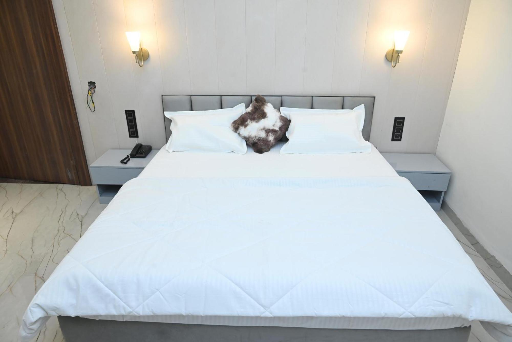 Trisaa Resort & Banquets Jhusi Экстерьер фото
