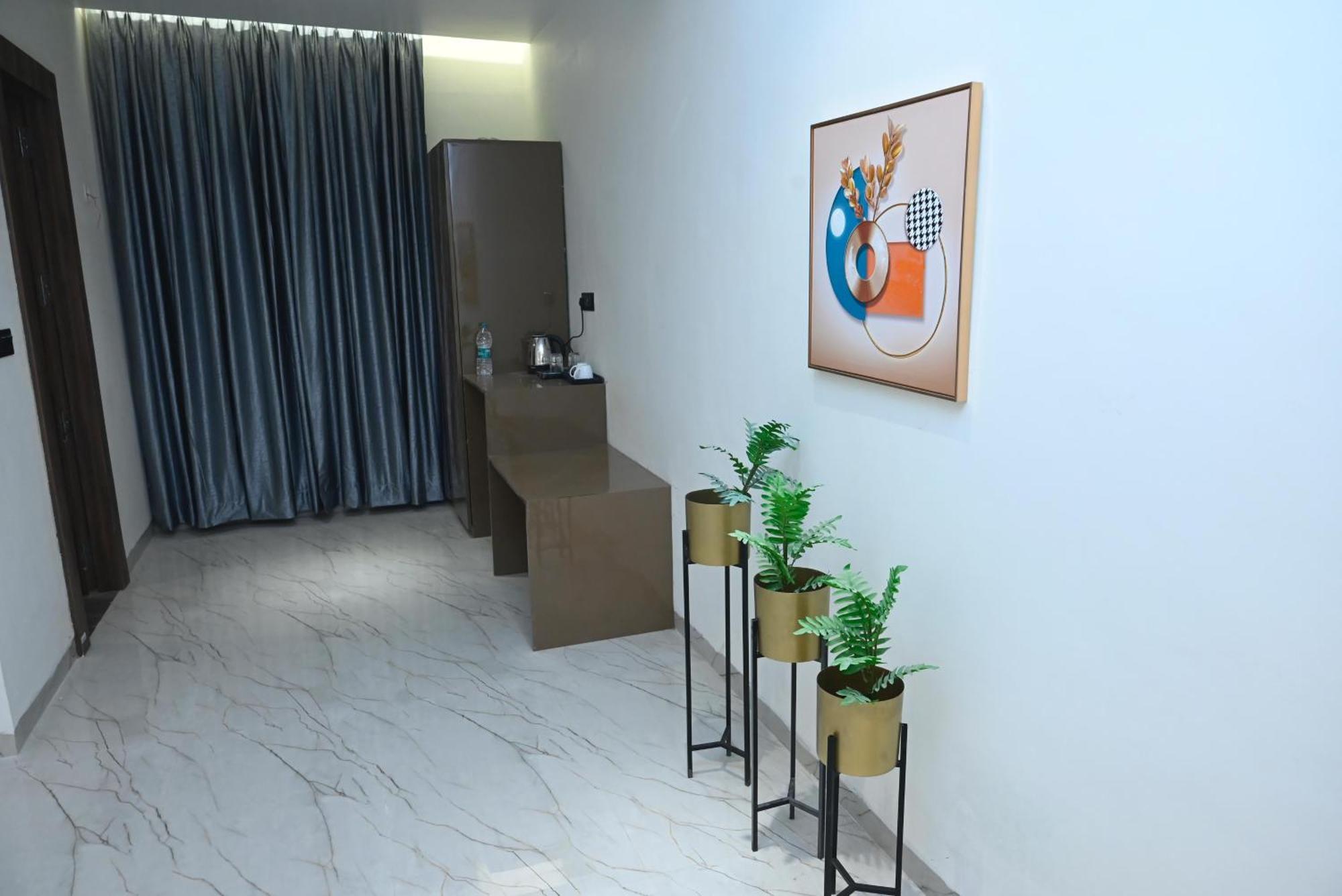 Trisaa Resort & Banquets Jhusi Экстерьер фото