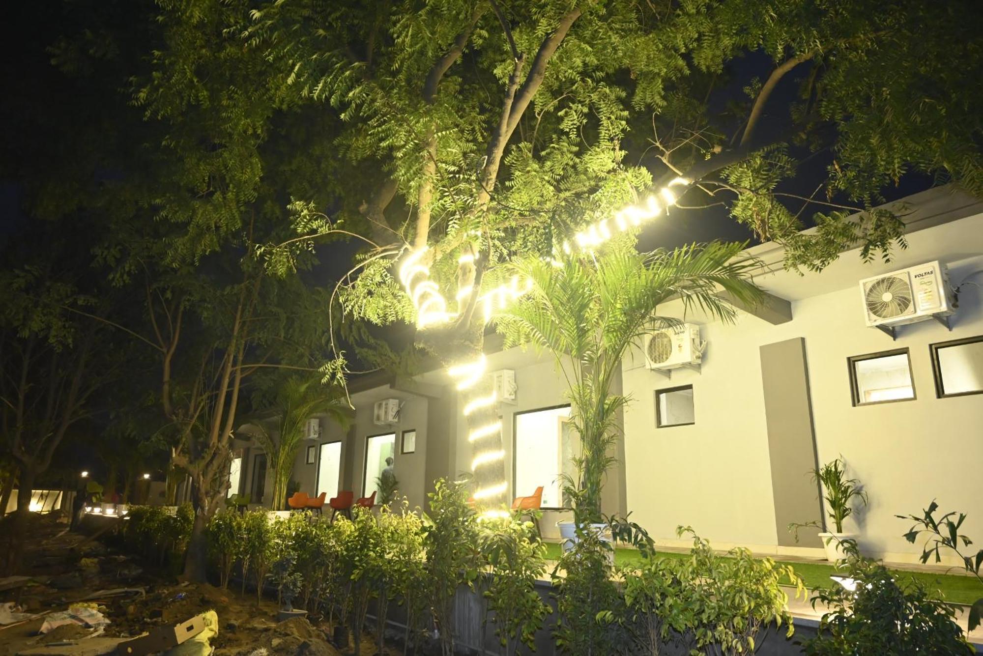 Trisaa Resort & Banquets Jhusi Экстерьер фото